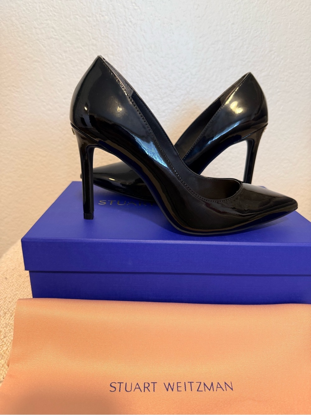 Stuart Weitzman Dancer 95 Pump in black patent leather